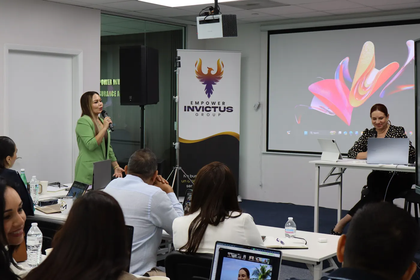 Sesión de capacitación de Empower Invictus Group con agentes en sala y participantes conectados en línea